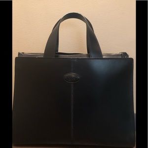 Gorgeous Tod’s navy blue Italian leather classic handbag with removable strap